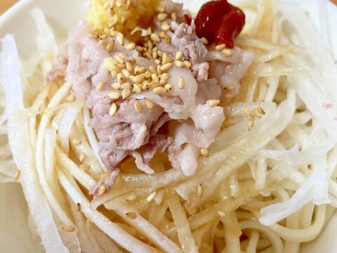 電子レンジ調理の豚肉を乗せて☆大根サラダうどん